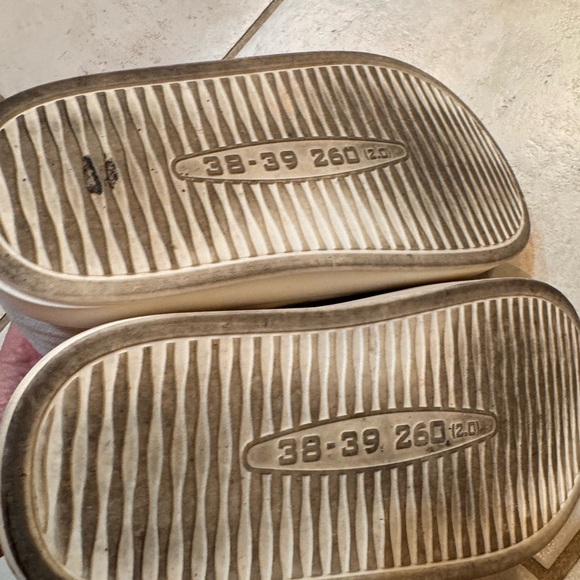 Cozy Women's Fur-Lined Slippers - Picture 3 of 5